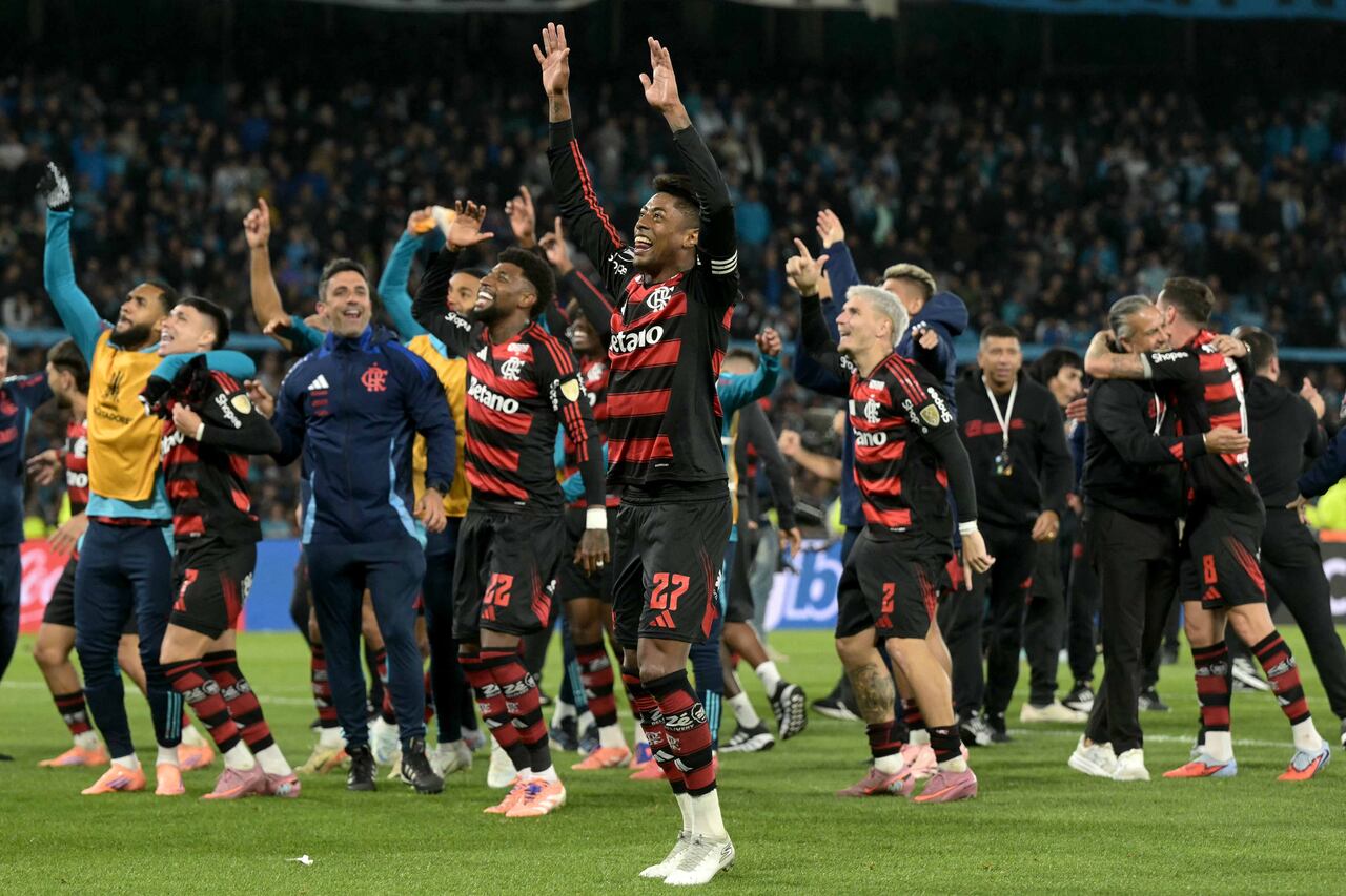 ugadores del Flamengo celebran al final del partido de vuelta de la semifinal de la Copa Libertadores entre Racing de Argentina y Flamengo de Brasil en el estadio Presidente Juan Domingo Perón - El Cilindro en Avellaneda, provincia de Buenos Aires.