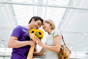Las sonrisas se iluminaron este Día del Amor y la Amistad de 2023 cuando parejas de todo el mundo intercambiaron girasoles, dejando a la sociedad intrigada por el misterioso significado detrás de este gesto.