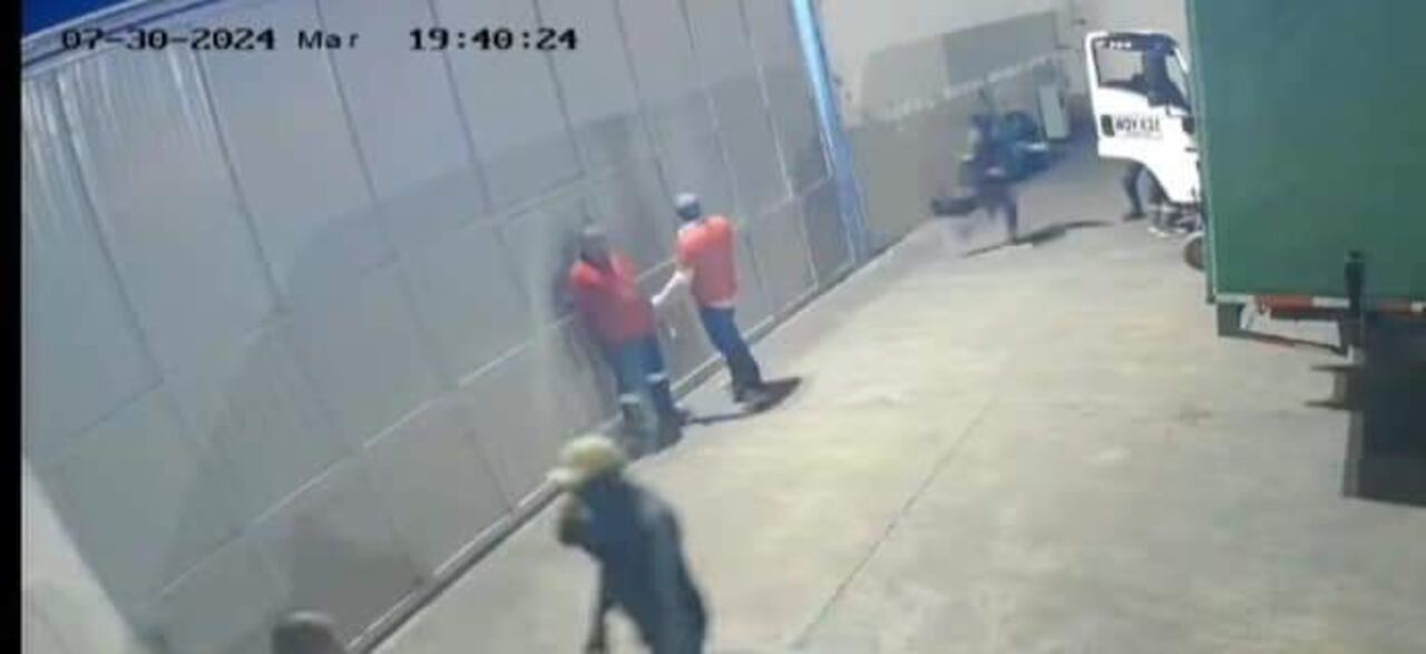 Sobre las 7.40 p.m. del martes 30 de julio, cuatro sujetos armados ingresaron a la distribuidora de gaseosas.