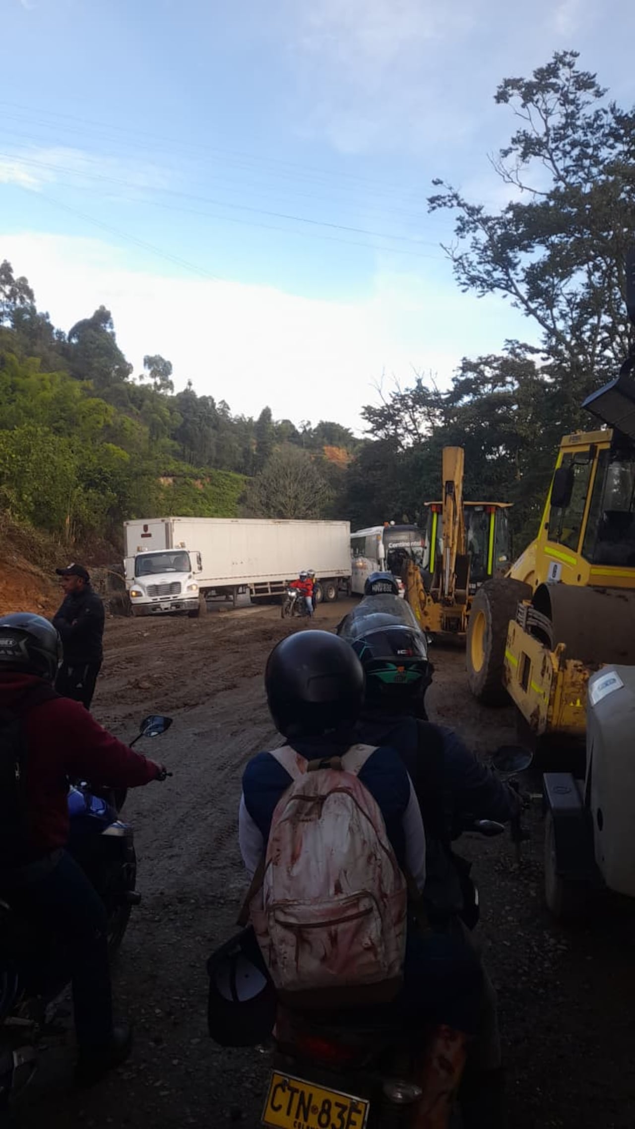 Gran congestión en la vía luego de que las lluvias complicaran las labores de recuperación tras el atentado con explosivos ocurrido el sábado en esa zona.