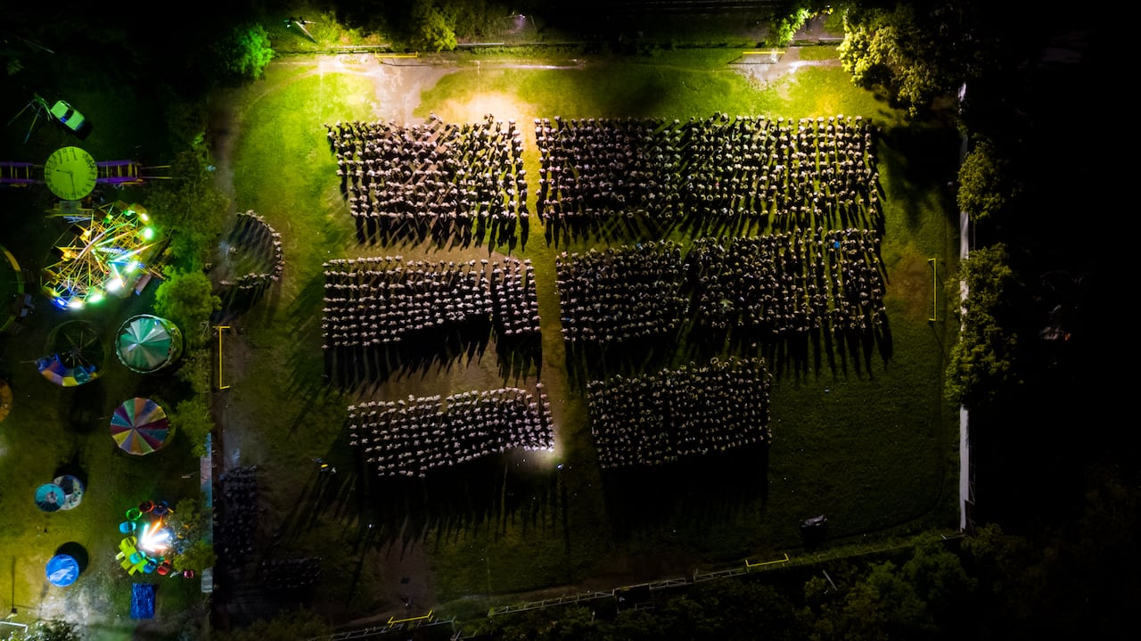 Este folleto publicado por la Oficina de Prensa de la Presidencia de El Salvador muestra una vista aérea de las fuerzas de seguridad en formación antes del inicio de una operación desplegada por el presidente Nayib Bukele en Apopa, El Salvador