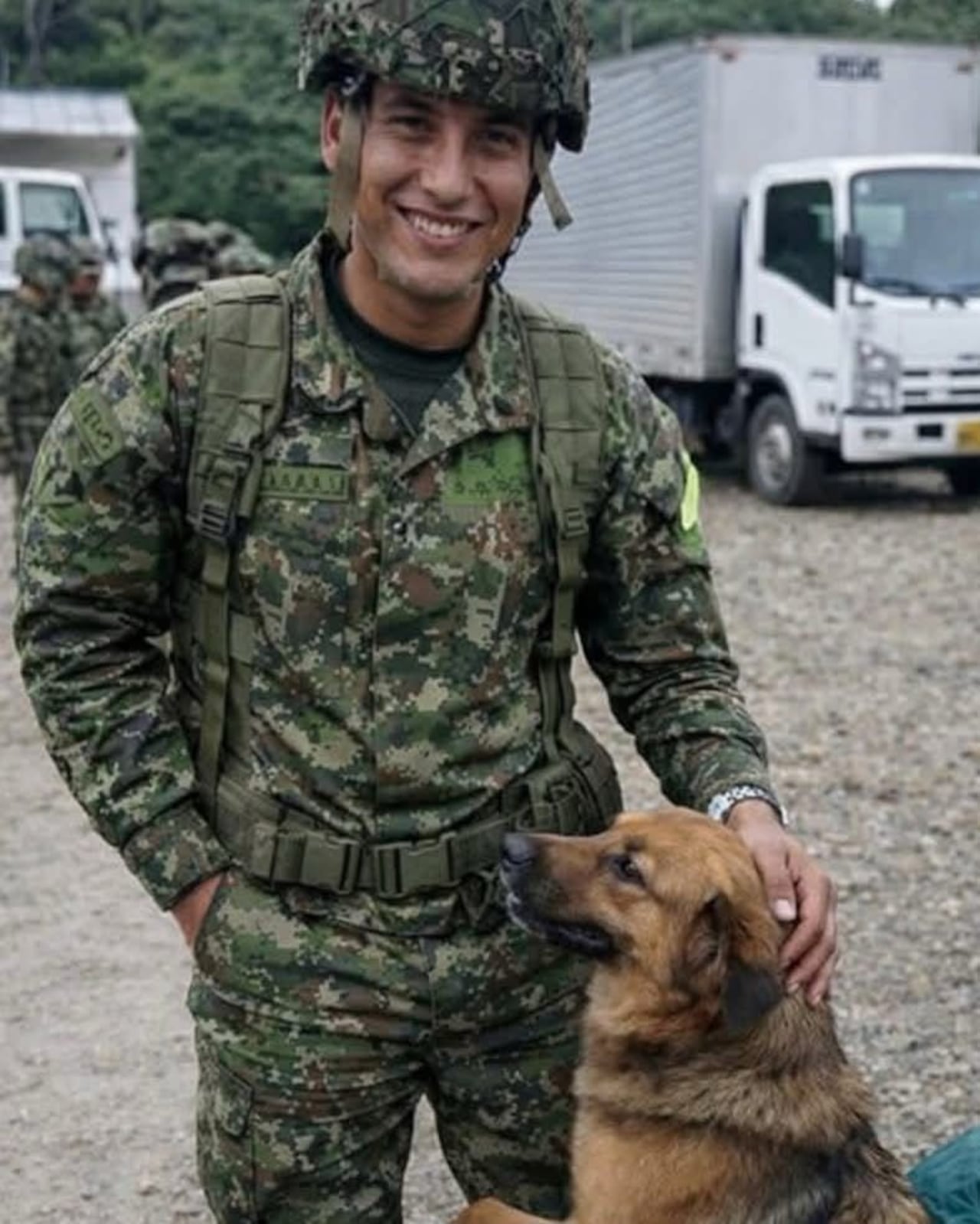 El soldado Omar Salazar Páez descendió del avión junto a su perro antes del despegue.