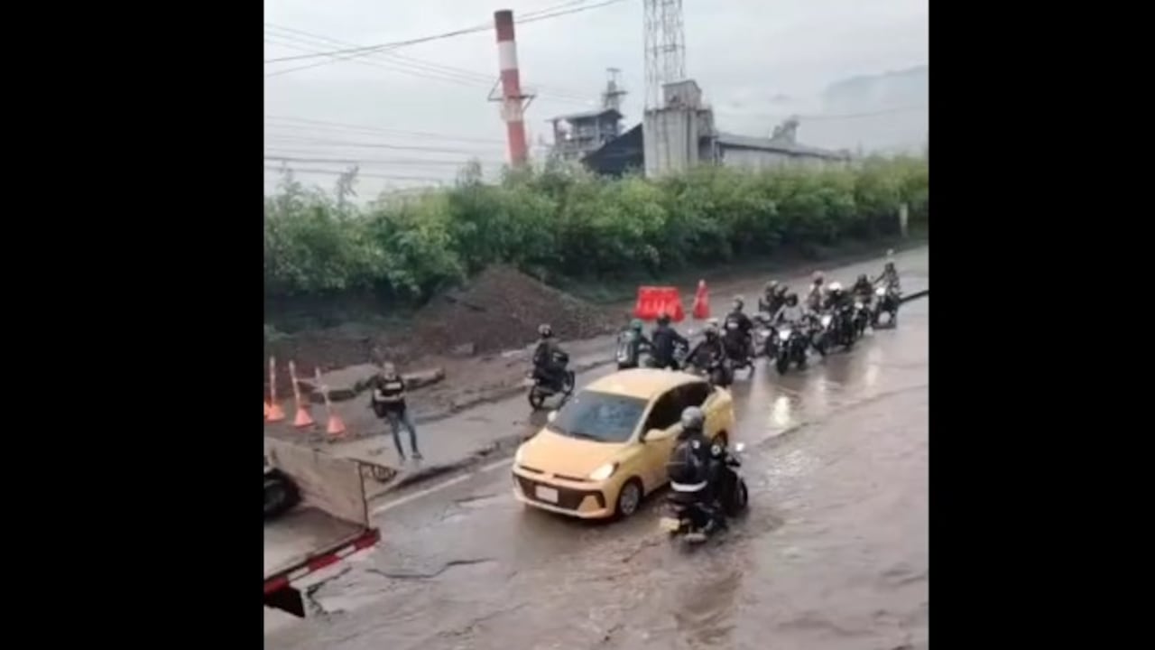 Vía inundada en Yumbo.