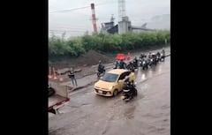 Vía inundada en Yumbo.
