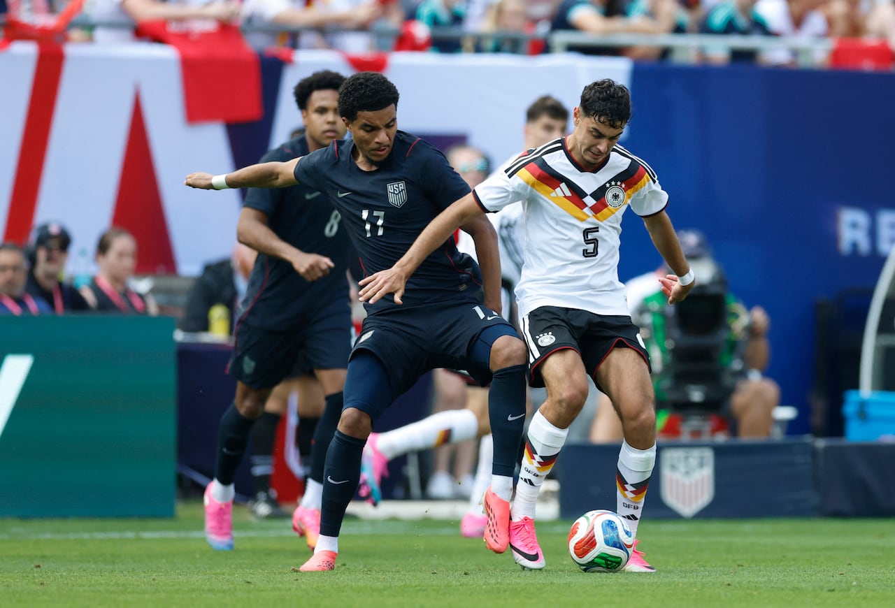 Aleksandar Pavlovic (derecha), de Alemania, disputa el balón con Malik Tillman durante el partido amistoso internacional de fútbol entre Estados Unidos y Alemania en el Soldier Field de Chicago, Illinois, el 6 de junio de 2026. (Foto de KAMIL KRZACZYNSKI / AFP)