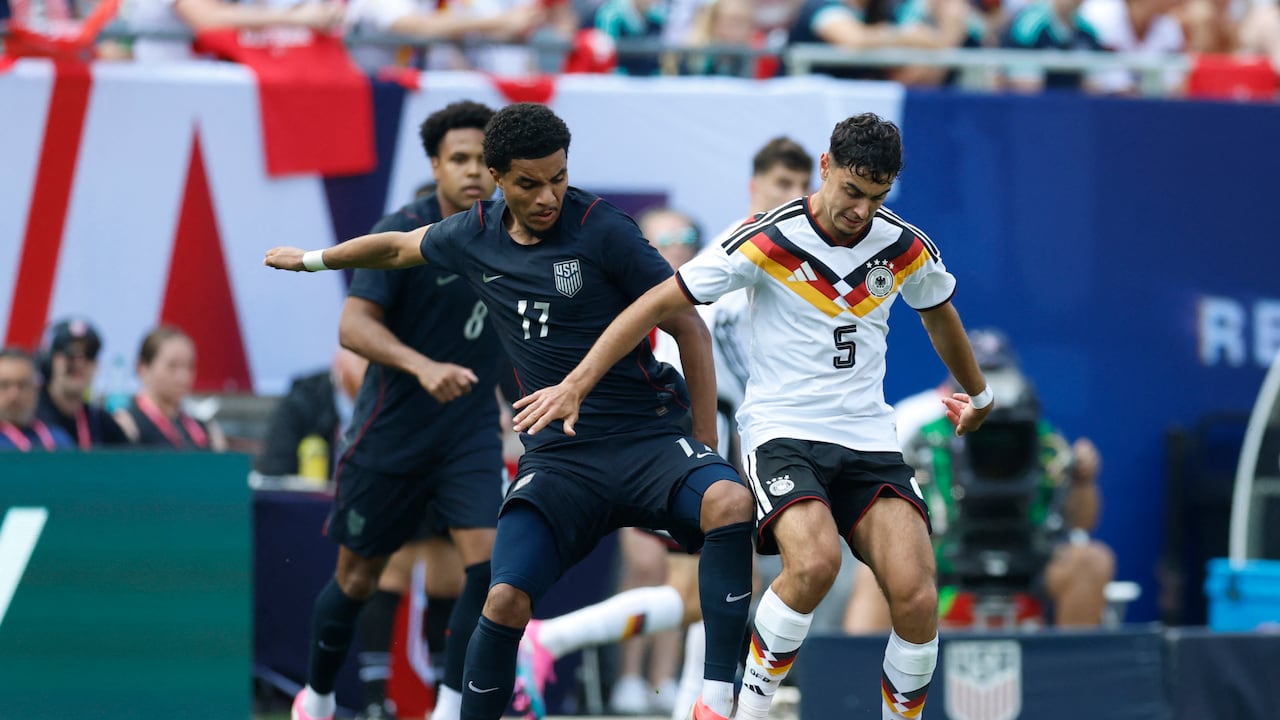 Aleksandar Pavlovic (derecha), de Alemania, disputa el balón con Malik Tillman durante el partido amistoso internacional de fútbol entre Estados Unidos y Alemania en el Soldier Field de Chicago, Illinois, el 6 de junio de 2026. (Foto de KAMIL KRZACZYNSKI / AFP)
