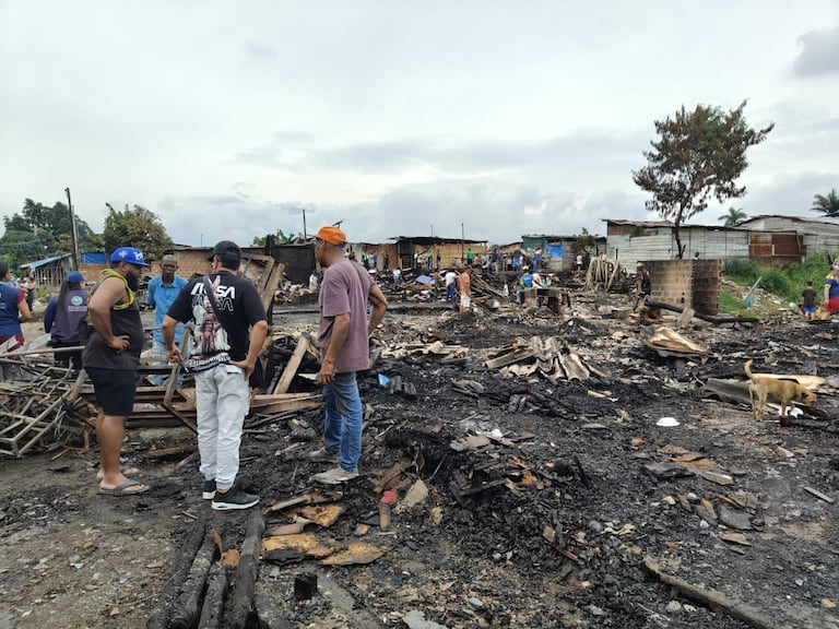 Fotos del incendio que afectó a 20 casa en El Pondaje, oriente de Cali