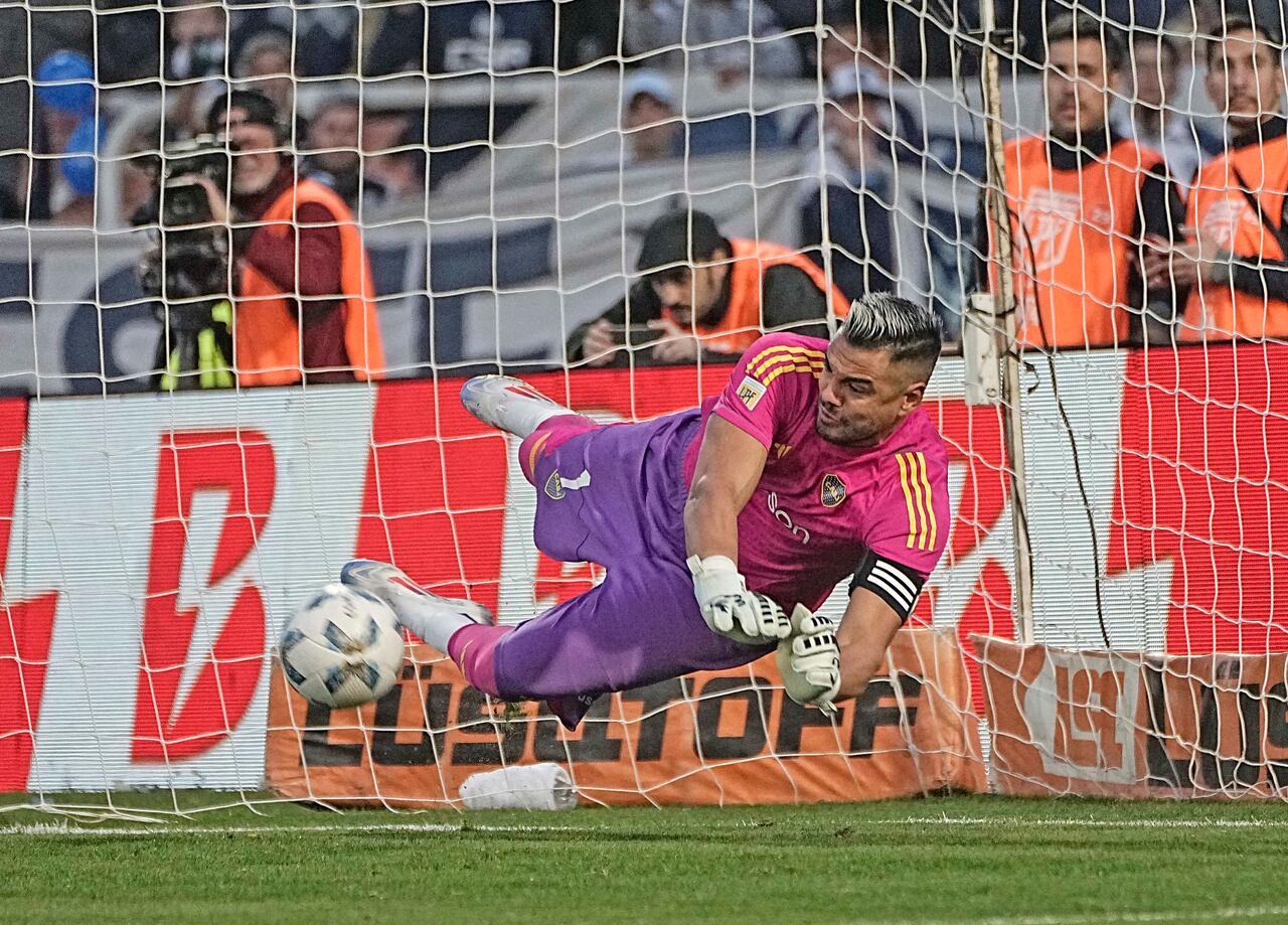 Momento en el que Sergio Romero le detiene el penal a Sebastián Villa en el partido entre Independiente Rivadavia y Boca Juniors.