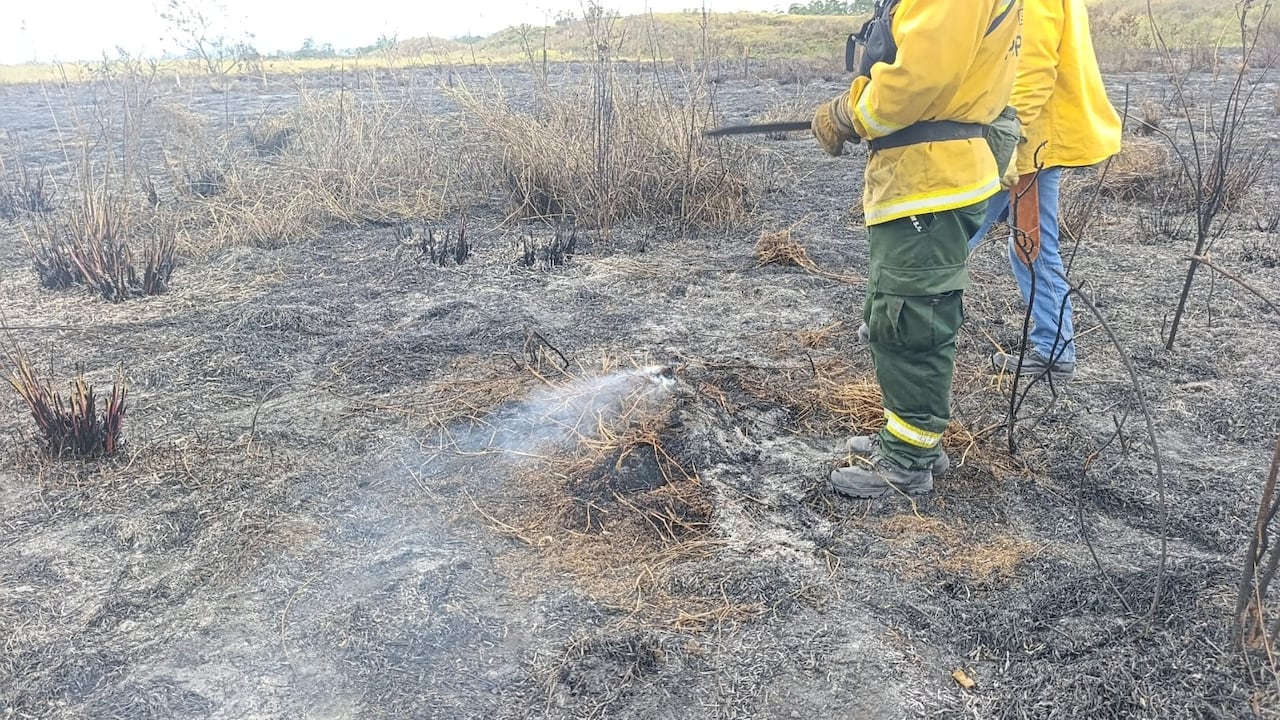 "Condiciones adversas. Las labores en la vereda Bajo Charco debieron suspenderse tras alcanzar un 60 % de control. La topografía agreste de un cañón, sumada a la oscuridad y factores de orden público, obligaron al repliegue preventivo de las unidades", informaron los bomberos de Popayán.