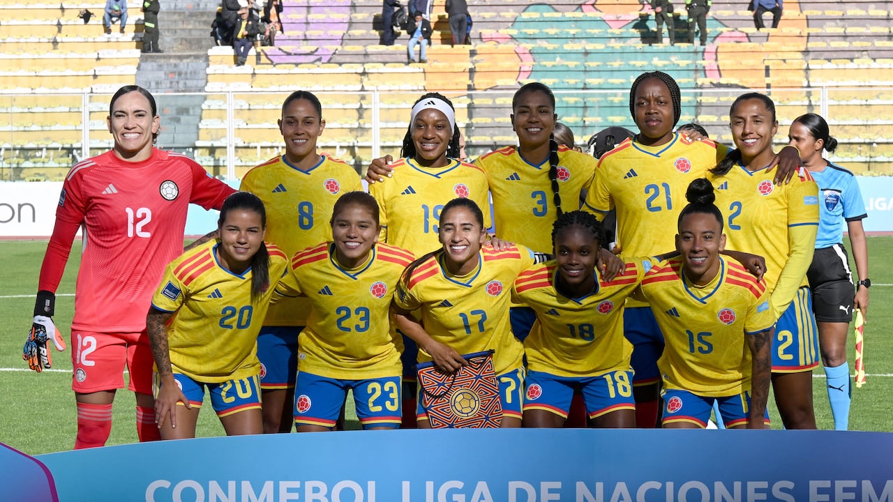 Las jugadoras de Colombia posan para una foto de equipo antes del partido de fútbol de la Liga de Naciones Femenina de la Conmebol 2025-26 entre Bolivia y Colombia en el Estadio Hernando Siles en La Paz el 28 de noviembre de 2025. (Foto de Aizar RALDES / AFP)