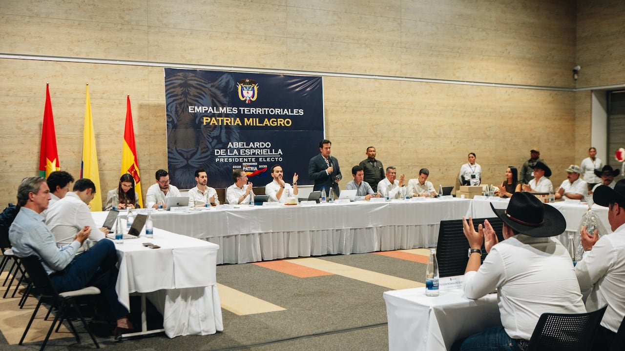 el líder político se reunió con los 19 alcaldes de la zona y el gobernador César Augusto Ortiz.