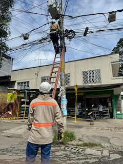 EMCALI no solo llevamos energía, también llevamos esperanza. Hoy acompañamos a las familias de Meléndez, y restablecemos la infraestructura eléctrica.