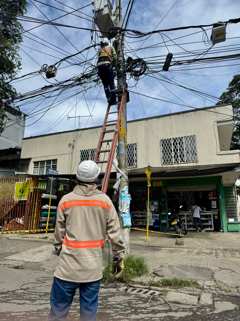 EMCALI no solo llevamos energía, también llevamos esperanza. Hoy acompañamos a las familias de Meléndez, y restablecemos la infraestructura eléctrica.