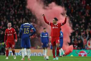 El defensor holandés del Liverpool #04 Virgil van Dijk (R) celebra durante el partido de fútbol final de la Copa de la Liga inglesa entre Chelsea y Liverpool en el estadio de Wembley, en Londres, el 25 de febrero. , 2024. (Foto de Adrian DENNIS / AFP)