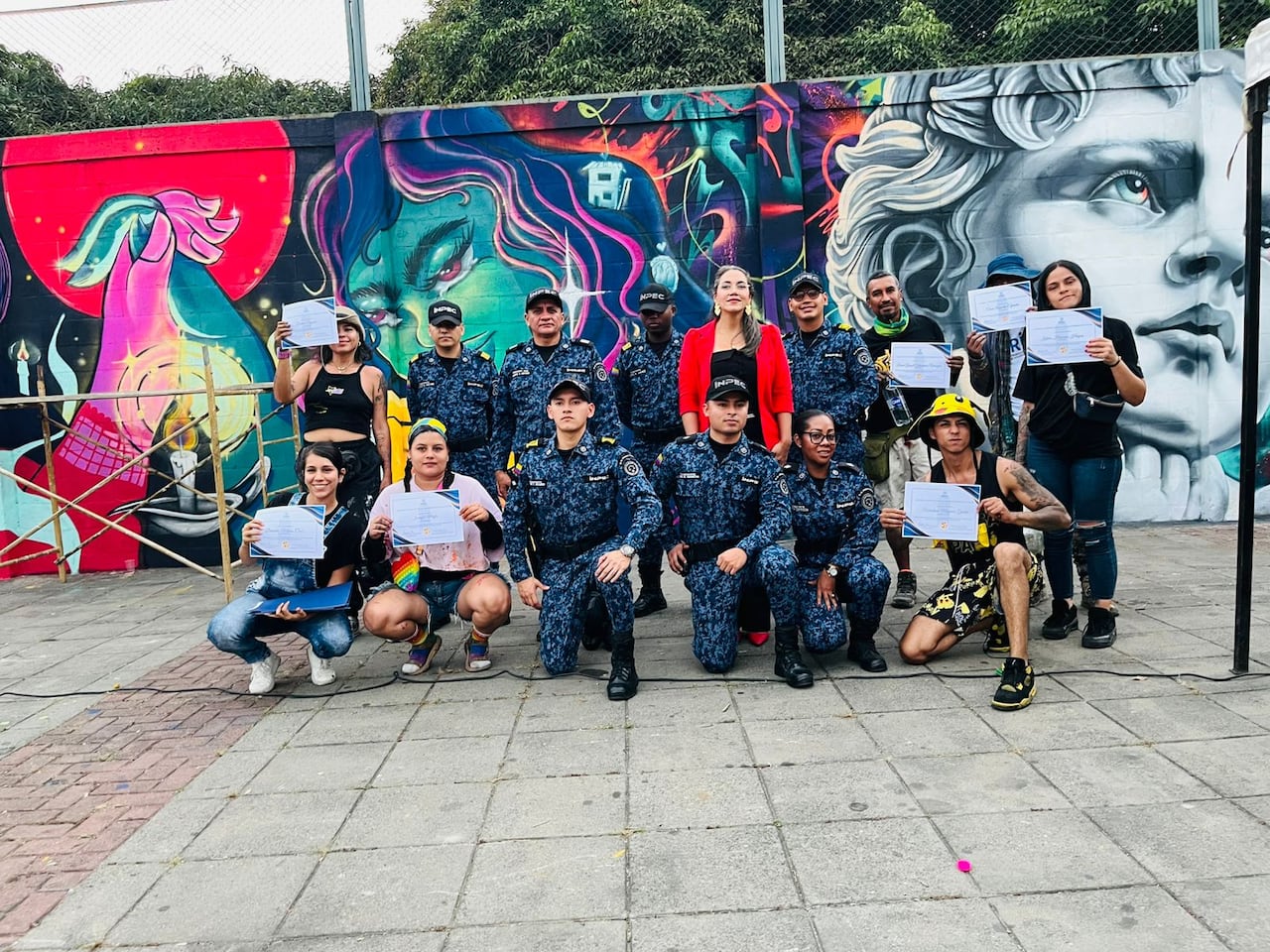 Con el apoyo de las directivas del Inpec y de varias organizaciones, junto a Salsa al Patio se realizó una jornada para pintar con murales los alrededores de la cárcel Villahermosa.