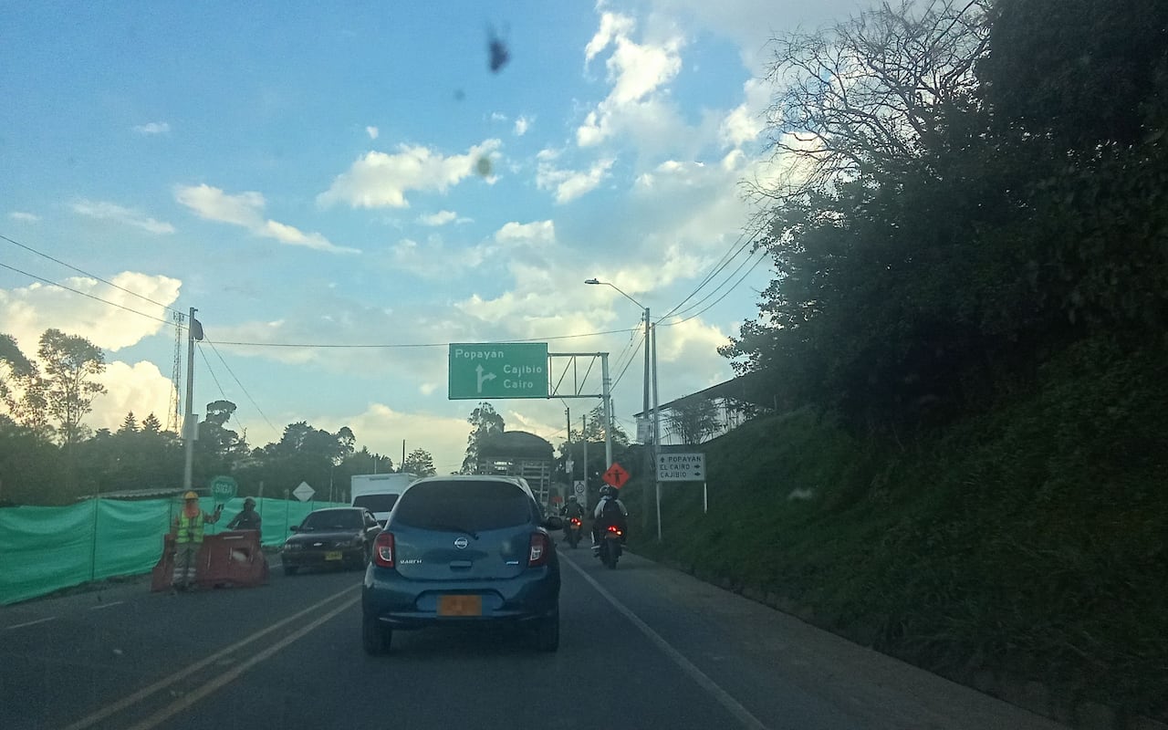 La vía Panamericana que conecta Cali con Popayán es uno de los corredores más importantes del suroccidente del país, clave para la movilidad de pasajeros y el transporte de mercancías. Sin embargo, en los últimos días ha sido escenario de hechos de inseguridad, como la instalación de retenes ilegales por parte de grupos armados, que han generado temor entre los viajeros y afectaciones en el tránsito. Las autoridades mantienen operativos en la zona para garantizar la seguridad y restablecer la normalidad en este importante eje vial.
