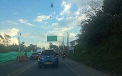 La vía Panamericana que conecta Cali con Popayán es uno de los corredores más importantes del suroccidente del país, clave para la movilidad de pasajeros y el transporte de mercancías. Sin embargo, en los últimos días ha sido escenario de hechos de inseguridad, como la instalación de retenes ilegales por parte de grupos armados, que han generado temor entre los viajeros y afectaciones en el tránsito. Las autoridades mantienen operativos en la zona para garantizar la seguridad y restablecer la normalidad en este importante eje vial.