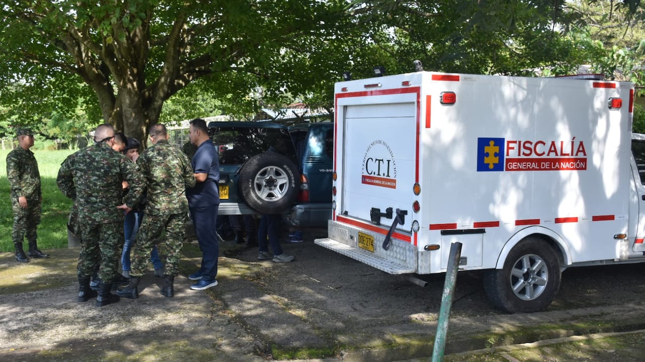 CTI de la Fiscalía inspeccionó los cuerpos sin vida de los guerrilleros.