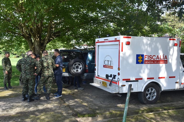 CTI de la Fiscalía inspeccionó los cuerpos sin vida de los guerrilleros.