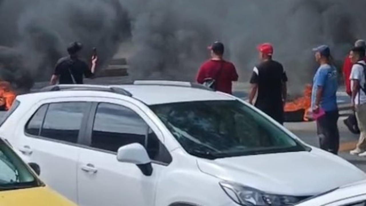 Manifestantes de la Comuna 20 bloquean la Calle 5.