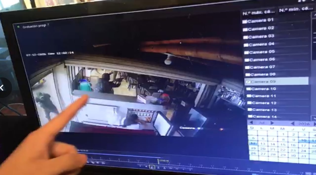 Las cámaras de seguridad registraron el momento en que varios sujetos con fusiles obligan a la comerciante a salir del restaurante y la suben por la fuerza a una de las camionetas utilizadas para cometer el secuestro.