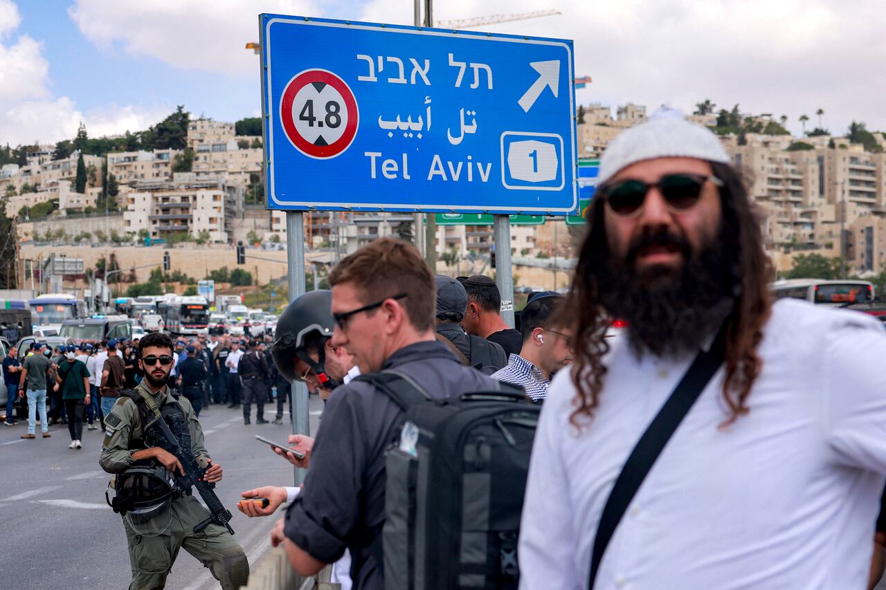 Personas reunidas cerca del lugar de un tiroteo en el cruce de la carretera Ramot, en Jerusalén Oriental, anexionada por Israel, el 8 de septiembre de 2025.
