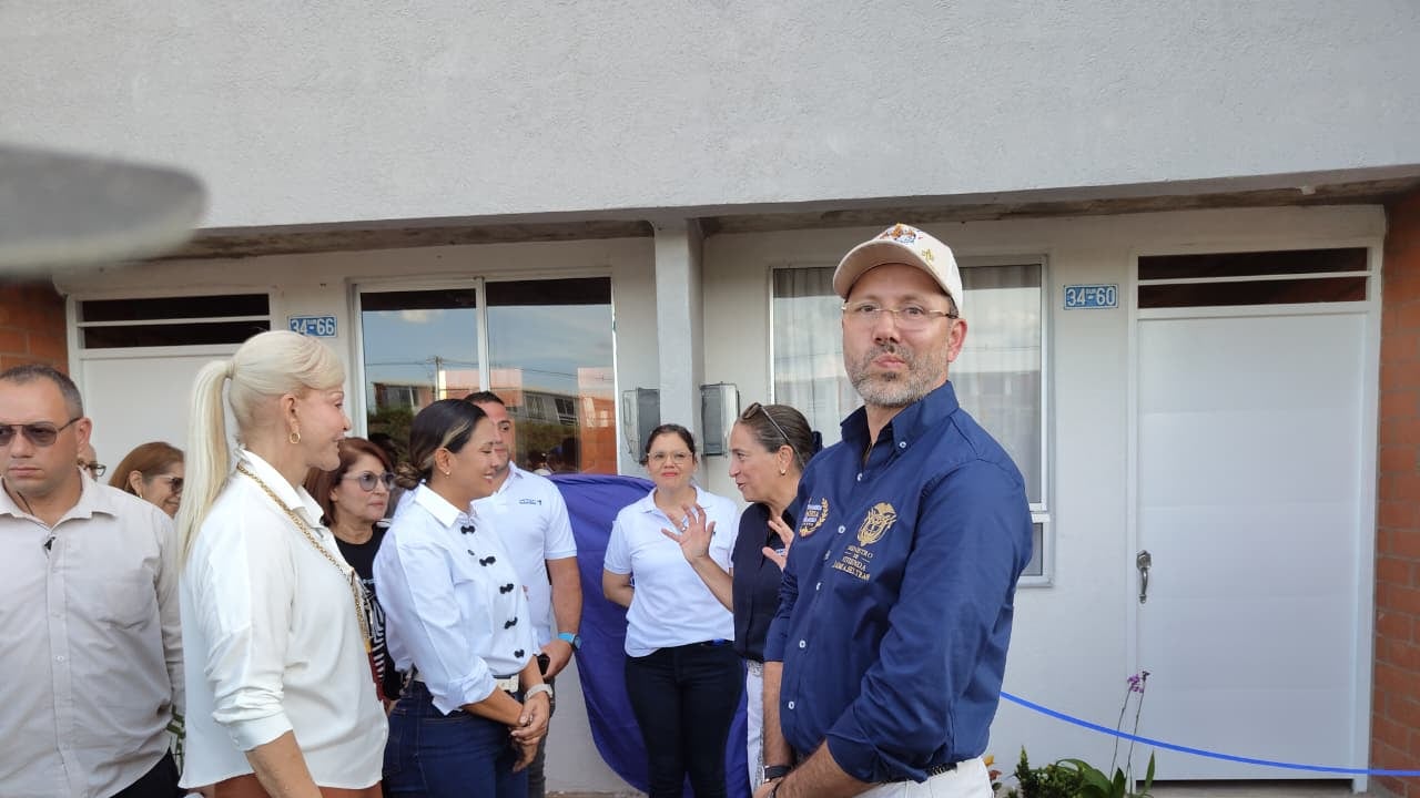 Entrega de casas a los afectados por el terremoto en Cali