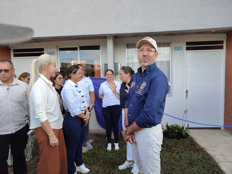 Entrega de casas a los afectados por el terremoto en Cali
