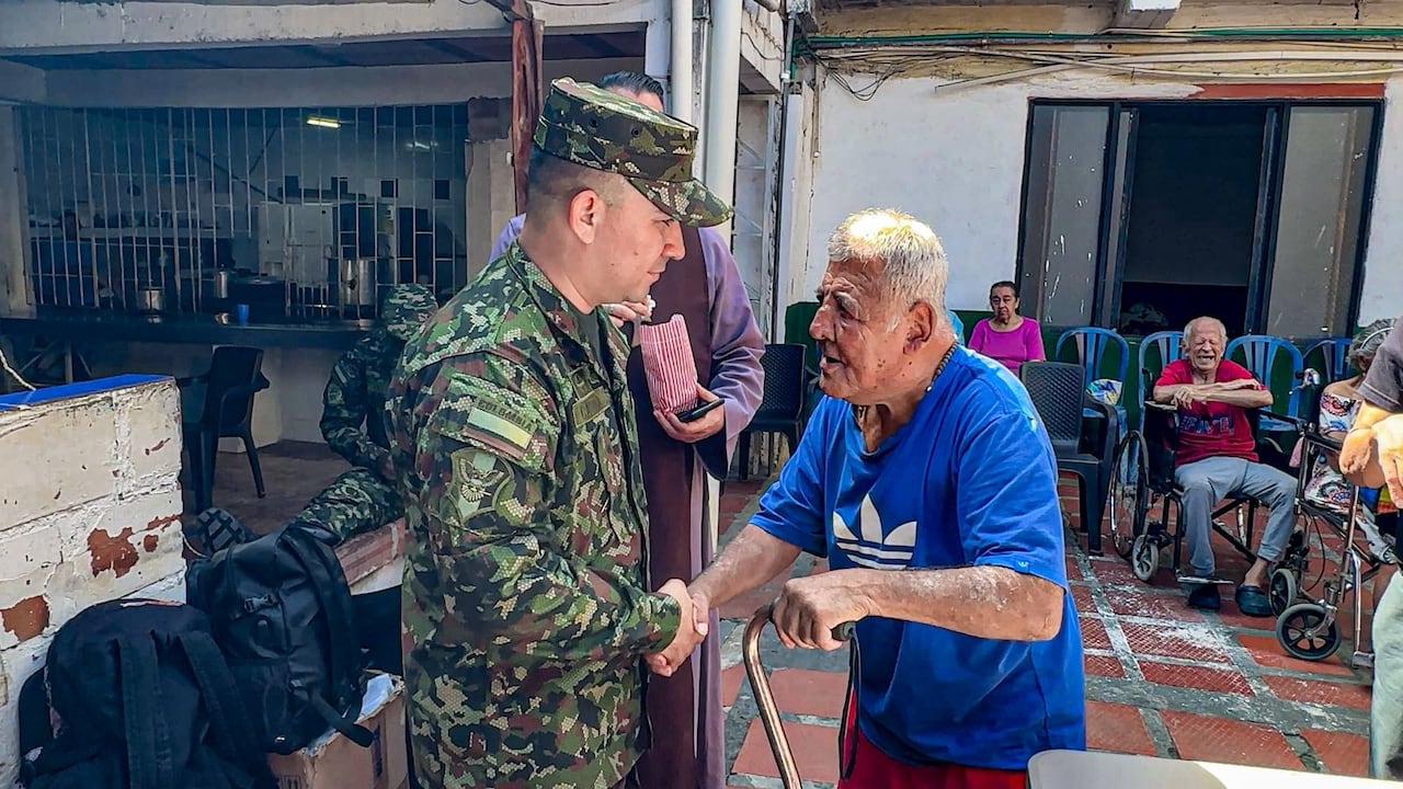Ejército Nacional y Fundación Arturo Calle llevaron regalos de Navidad a más de 200 adultos mayores y familias vulnerables en Tuluá
