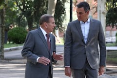 En esta fotografía tomada y publicada por la oficina del Primer Ministro español La Moncloa el 12 de septiembre de 2024, el Primer Ministro español Pedro Sánchez (R) se reúne con el candidato de la oposición venezolana Edmundo González Urrutia en el Palacio de La Moncloa en Madrid. González Urrutia, de 75 años, no ha hablado públicamente desde que llegó a Madrid el 8 de septiembre para solicitar asilo político, tras haber huido del país latinoamericano después de que el gobierno del presidente venezolano, Nicolás Maduro, ordenara su arresto.