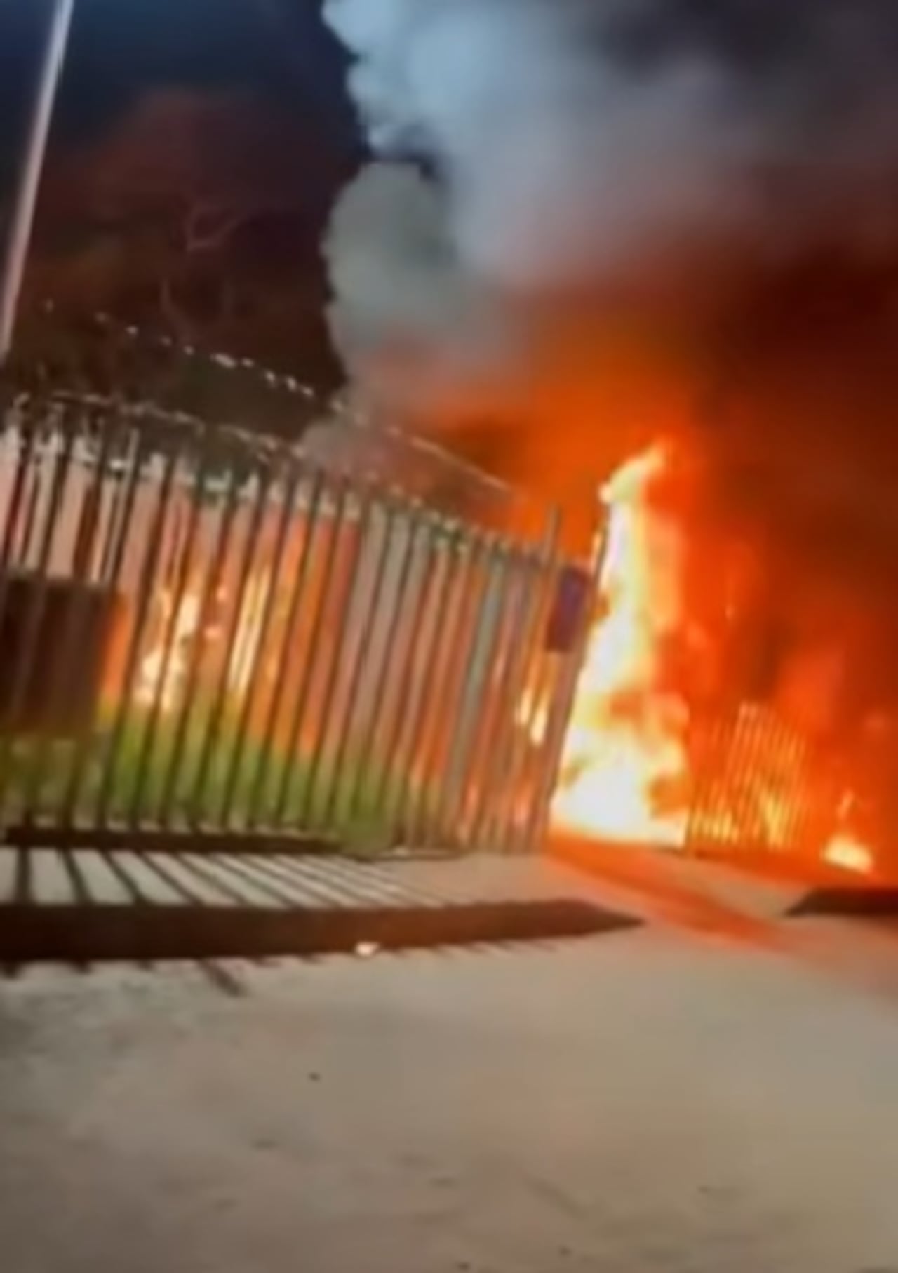 Información preliminar conocida por peridistas de Antioquia indica que la presencia de las autoridades provocó reacciones entre trabajadores y habitantes del sector, generando una compleja situación de orden público que mantiene en alerta a la comunidad de Segovia.