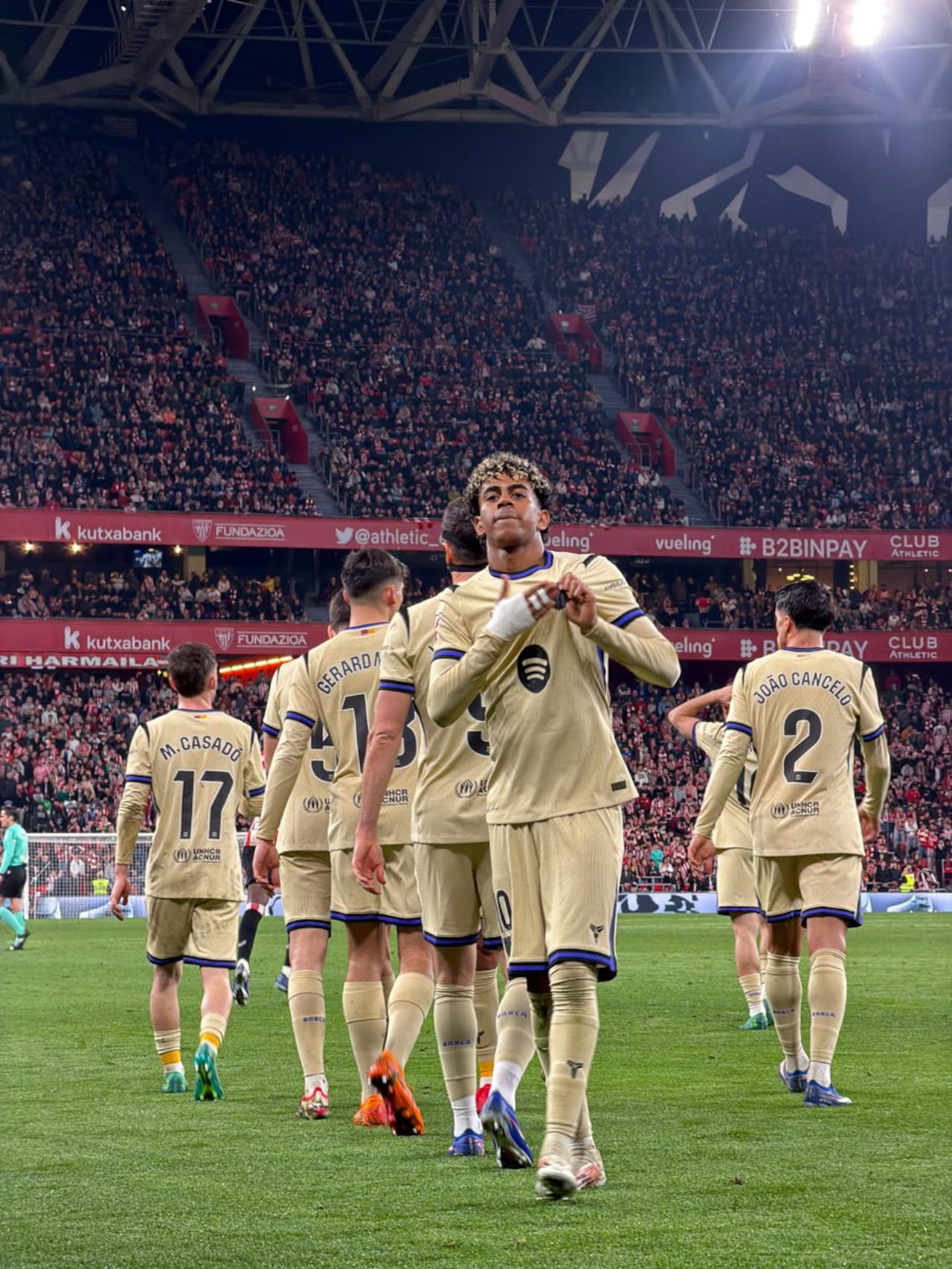 Lamine Yamal (centro) celebra su gol contra el Athletic Club.