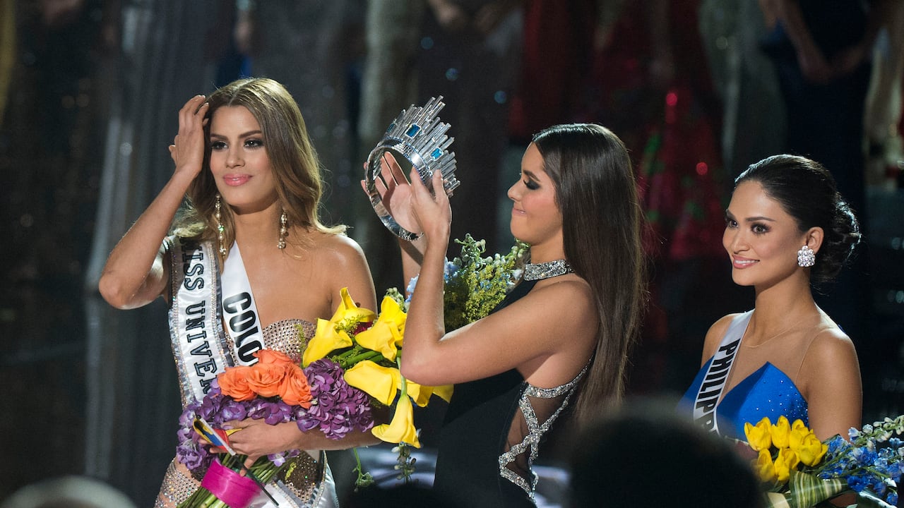 Le retiran la corona a Miss Colombia, Ariadna Gutiérrez (izq.) y Miss Universo 2014, Paulina Vega (centro), después de que el presentador del concurso malinterpretara la tarjeta que indicaba a Miss Filipinas, Pia Alonzo Wurtzbach (der.), como ganadora en el concurso.