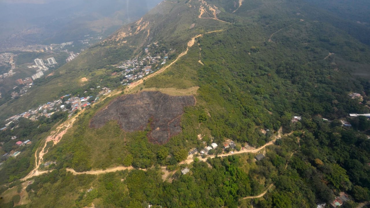 Sobrevuelo puntos de incendios forestales en Cali.