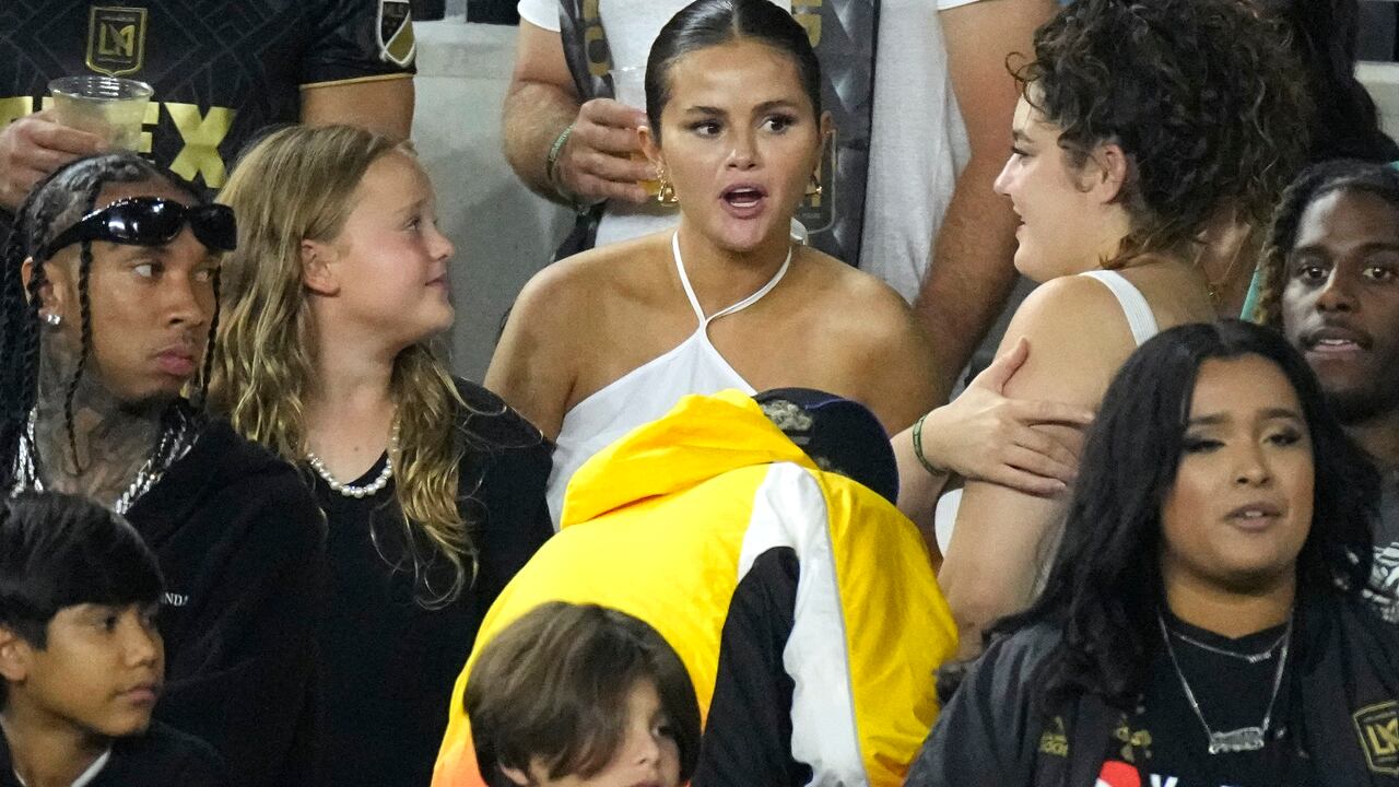 La animadora Selena Gómez, en el centro, es vista junto con el rapero Tyga, a la izquierda, durante la segunda mitad de un partido de la Major League Soccer entre Los Ángeles FC e Inter Miami el domingo 3 de septiembre de 2023, en Los Ángeles. (Foto AP/Mark J. Terrill)