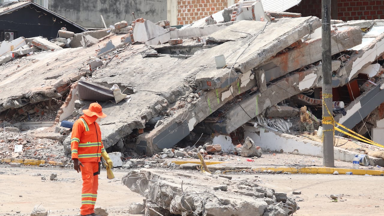 Terremoto en Cali afectaciones y demolición de estructuras colapsadas en la calle quinta con 44