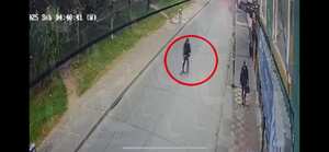 El hecho ocurrido en la localidad de Kennedy en Bogotá quedó captado en una cámara de seguridad, la cual evidencia el momento en que el delincuente se aproxima al uniformado de la UNP.