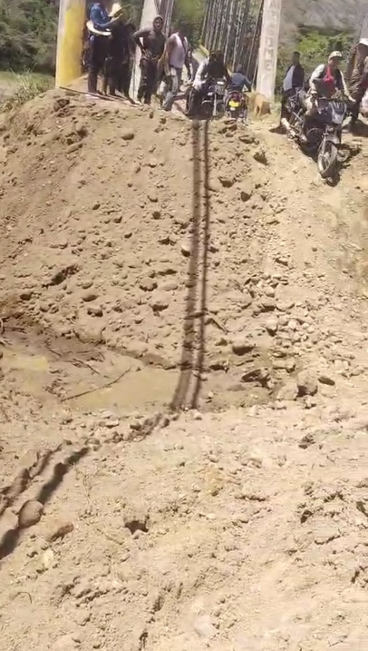 Con picos y palas, las comunidades campesinas intentan reparar provisionalmente la carretera afectada, mientras esperan una intervención que permita restablecer la movilidad de forma segura.