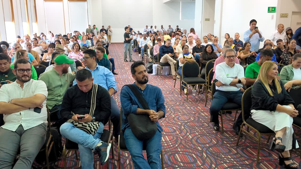 El encuentro reunió a líderes sociales, sectores juveniles, indígenas y organizaciones comunitarias en respaldo a Iván Cepeda.