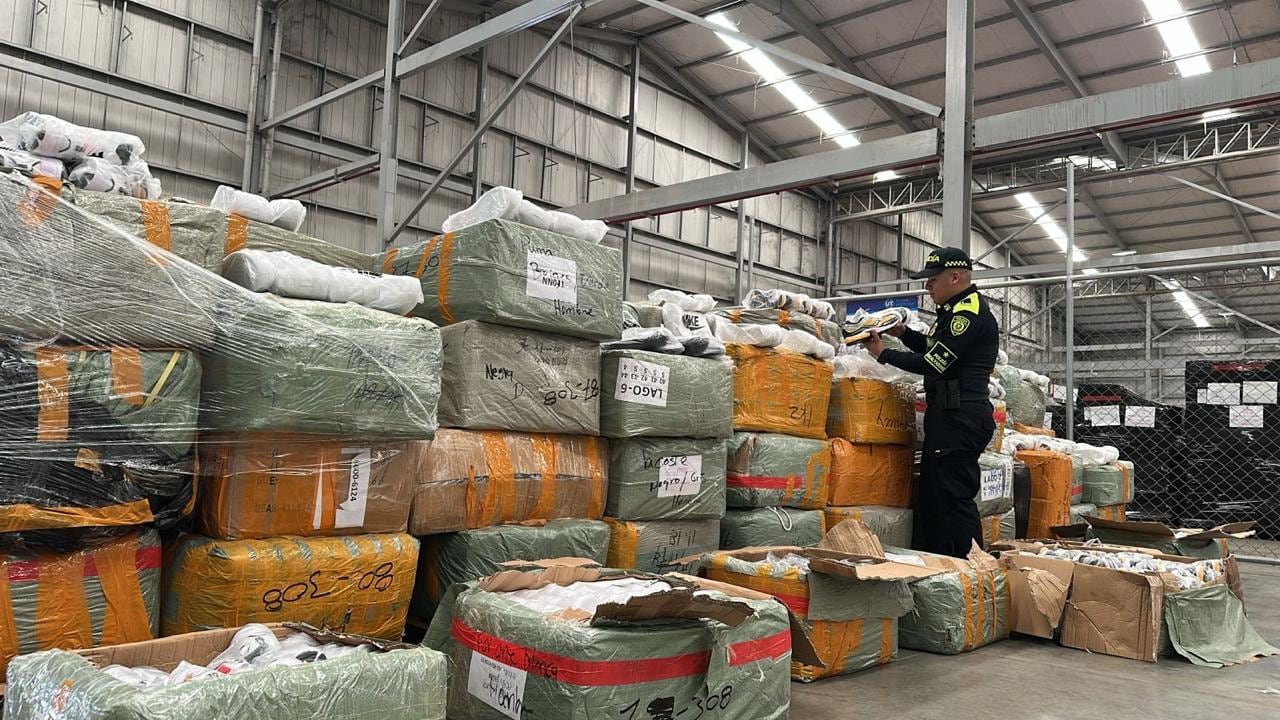 Entre la mercancía decomisada aparecen más de 18.000 prendas alusivas a la Selección Colombia.