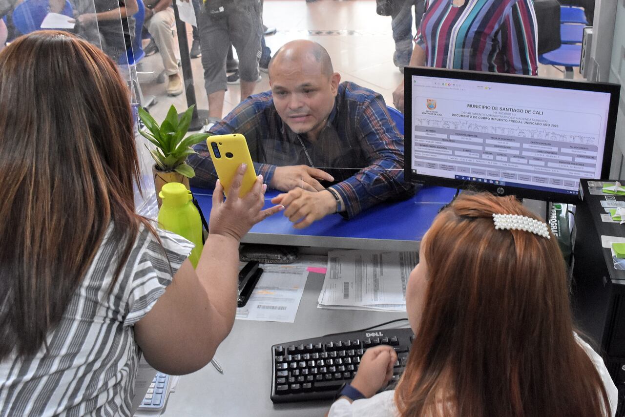 En el centro de atención al contribuyente, cientos de caleños se acogen al beneficio otorgado por la secretaría de hacienda municipal del 15% en el pago del impuesto predial unificado, cabe recordar que este beneficio va hasta el 30 de Abril del presente Año.