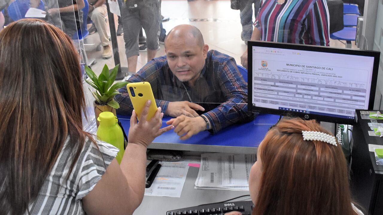 En el centro de atención al contribuyente, cientos de caleños se acogen al beneficio otorgado por la secretaría de hacienda municipal del 15% en el pago del impuesto predial unificado, cabe recordar que este beneficio va hasta el 30 de Abril del presente Año.