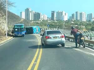 Un bus de servicio público se volcó en el cerro Ziruma