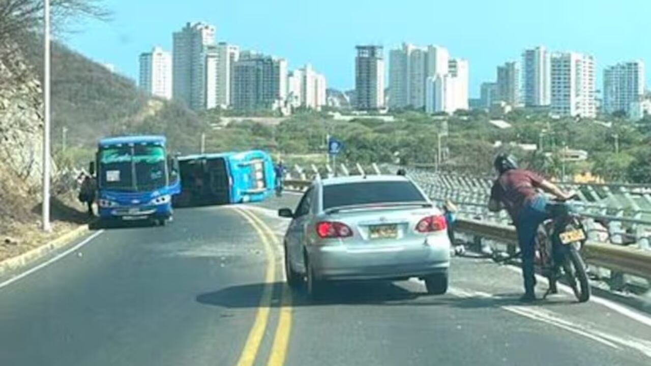 Se volcó un bus de servicio público en el cerro Ziruma