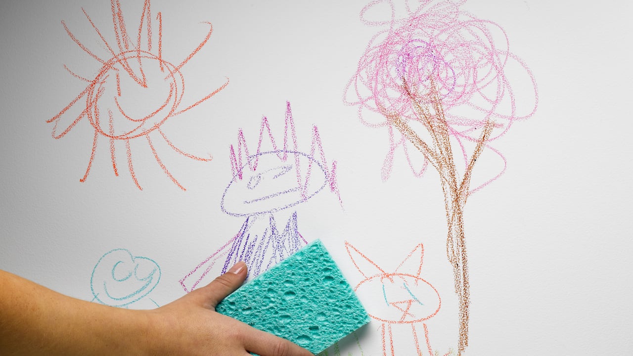 Limpiar una pared blanca.