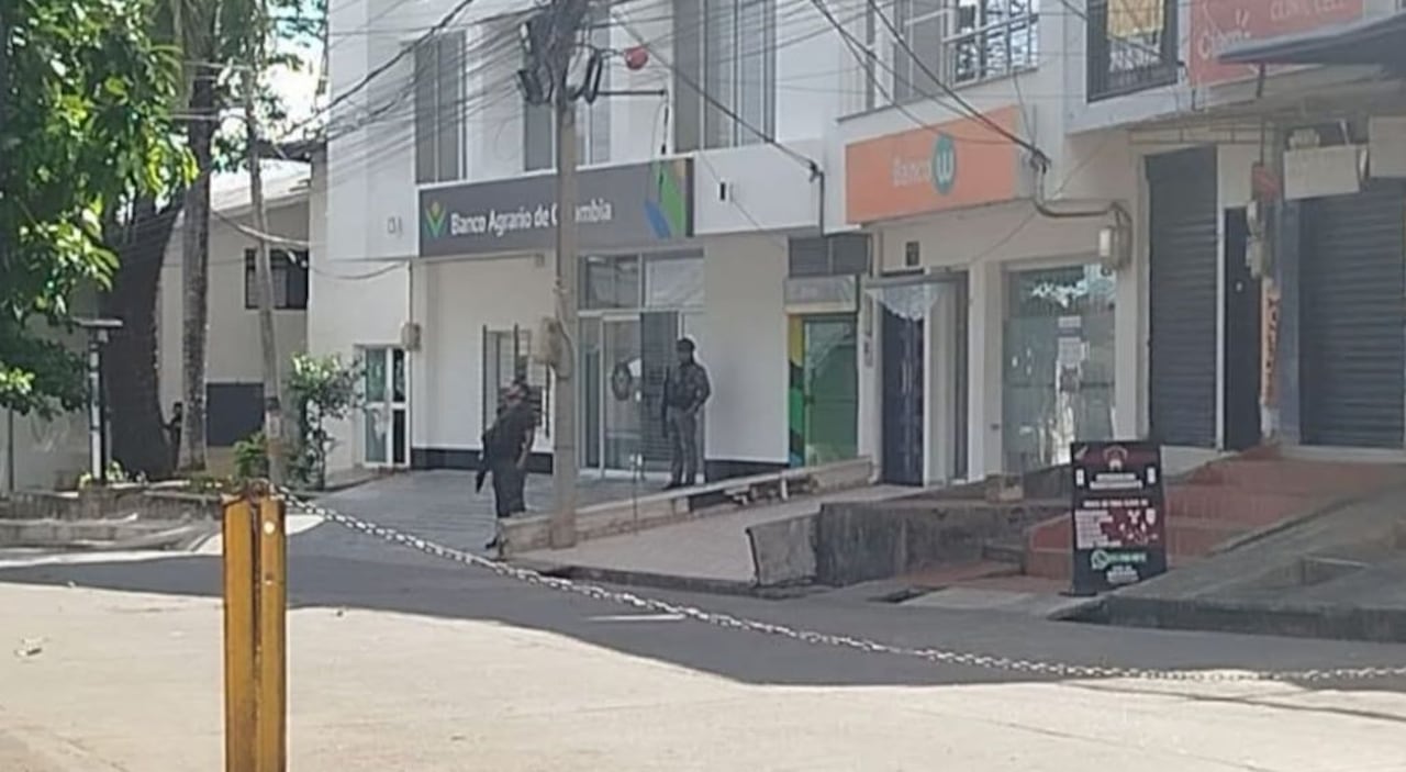 La zona comercial y bancaria de El Bordo, Cauca, fue acordonada tras obligar a las personas retirarse del sitio ante más ataques con drones.