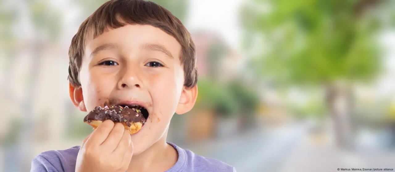 Los datos muestran que los niños en edad preescolar comen incluso peor que los más pequeñitos. Además, las niñas comen más sano que los niños.Imagen: Markus Mainka/Zoonar/picture alliance