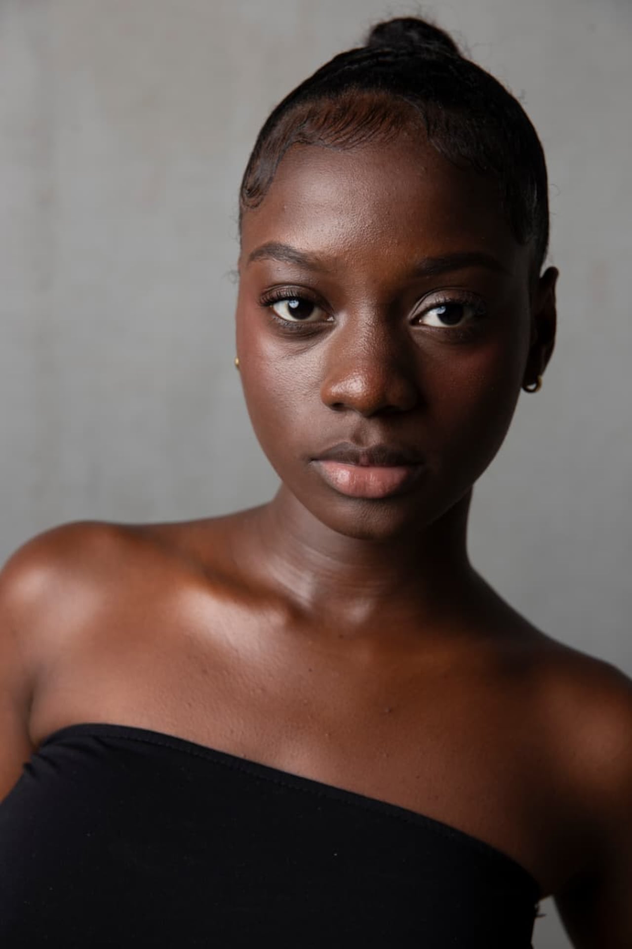 Kelly León destaca la formación integral y el acompañamiento de los instructores como clave de su desarrollo en el modelaje.