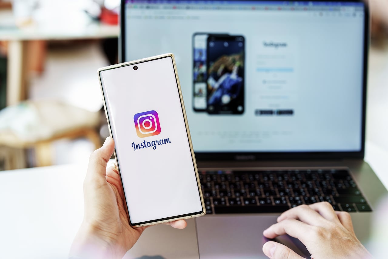Instagram es una red social y aplicación móvil propiedad de Meta, lanzada en 2010, que se enfoca en compartir fotos y videos de corta duración