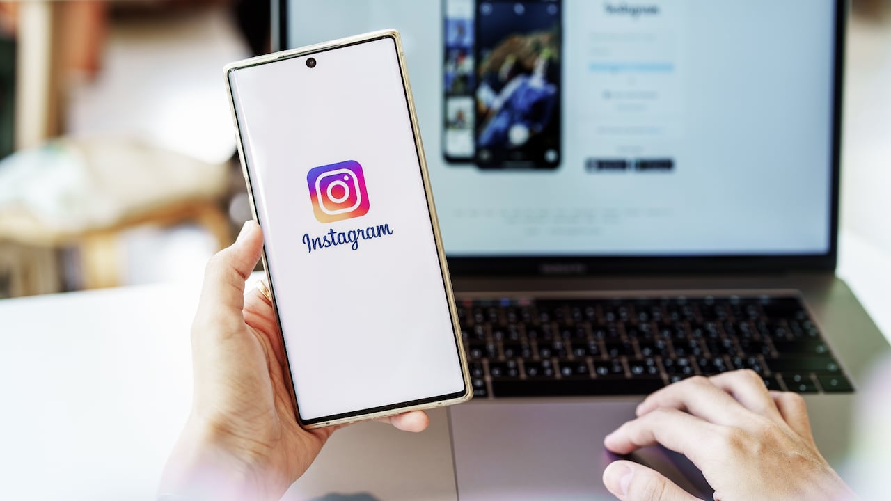 Instagram es una red social y aplicación móvil propiedad de Meta, lanzada en 2010, que se enfoca en compartir fotos y videos de corta duración